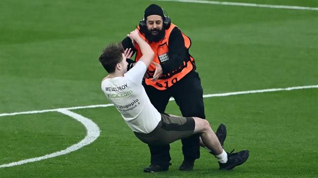 CĐV quá khích xông vào sân ngay phút đầu tiên của trận chung kết C1 1