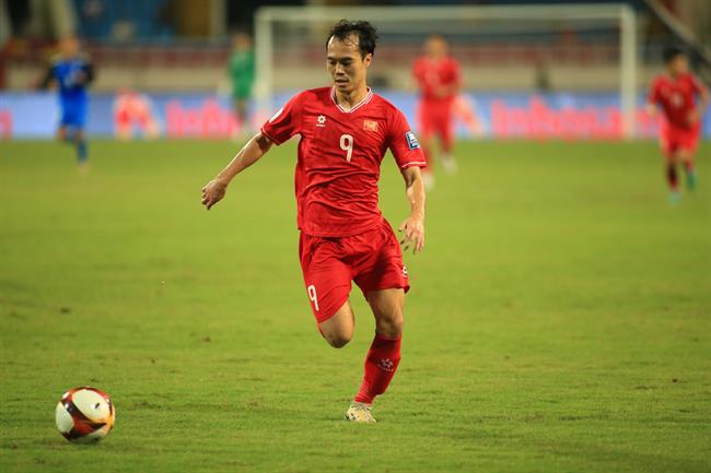 Tiền đạo Văn Toàn báo tin mừng đến HLV Kim Sang Sik