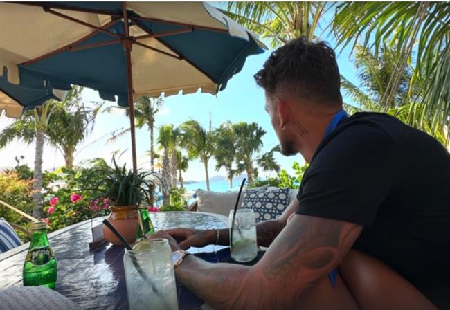 Khong tham du Euro 2024 Ben White di du lich cung vo