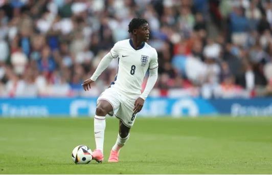 Declan Rice lên tiếng bảo vệ Kobbie Mainoo Declan Rice len tieng bao ve Kobbie Mainoo