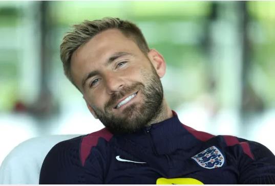 Toan bo doi hinh gom 26 cau thu cua tuyen Anh da tham gia buoi tap cua doi vao chieu thu 3 trong do co hau ve MU Luke Shaw. 