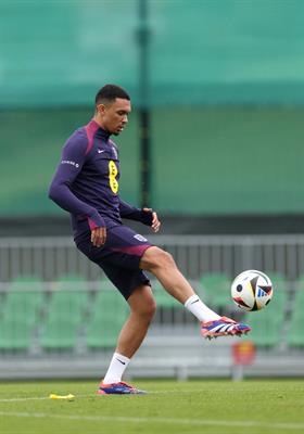 Trent Alexander-Arnold sẽ đá tiền vệ ở ĐT Anh trước Serbia 1 Trent Alexander-Arnold sẽ đá tiền vệ ở ĐT Anh trước Serbia 1