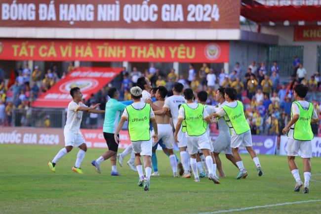 Thua trên chấm phạt đền, đội bóng của HLV Park Hang Seo lỡ cơ hội lên hạng