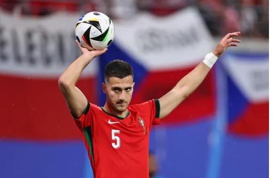 Diogo Dalot ca ngợi tinh thần chiến đấu của các đồng đội