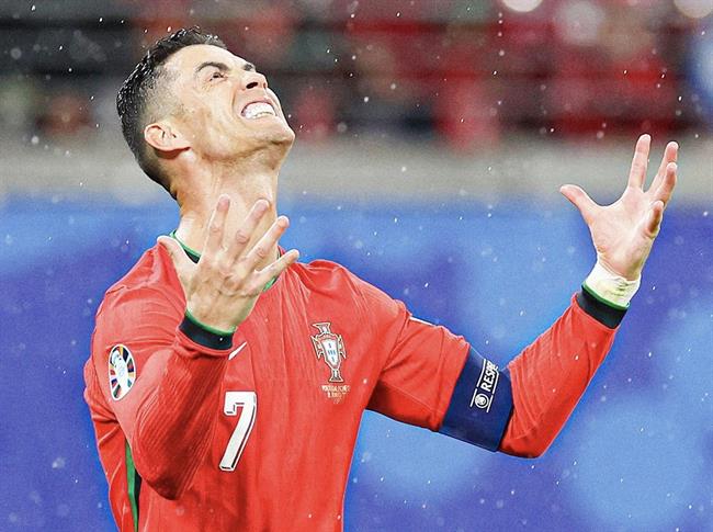 Ronaldo phạm luật khó tin trong trận gặp CH Séc