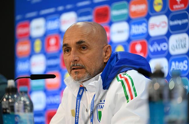 HLV Spalletti tính sẵn phương án phải đá penalty với Thụy Sĩ