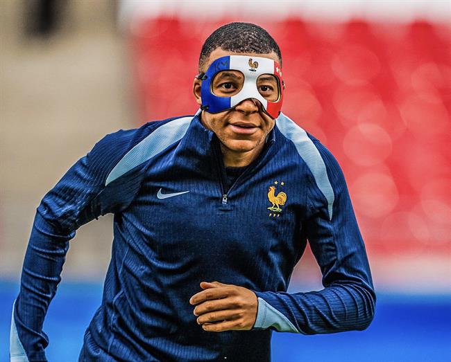 Mbappe trang bị mặt nạ uy tín trước trận gặp Hà Lan