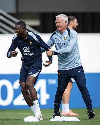 HLV ĐT Pháp không lo ngại khi đội nhà bỏ lỡ nhiều cơ hội 1 HLV ĐT Pháp không lo ngại khi đội nhà bỏ lỡ nhiều cơ hội 1