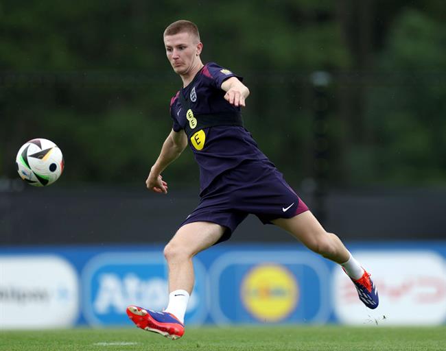 MU được khuyên theo đuổi Adam Wharton thay vì Carlos Baleba 1