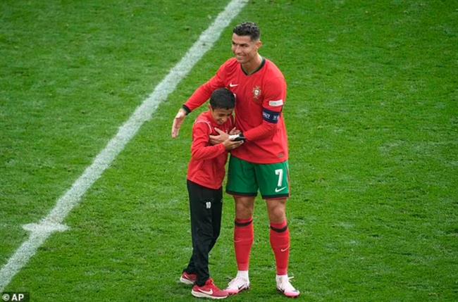 UEFA vào cuộc điều tra vụ việc liên quan tới C.Ronaldo
