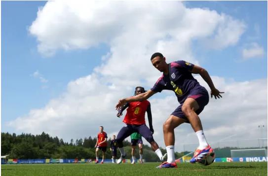 Trent Alexander-Arnold co the ngoi du bi truoc Slovenia