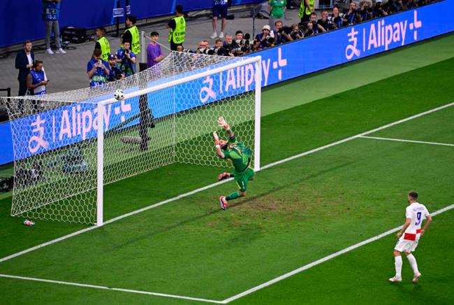 Gỡ hòa ở phút 90+8, Italia khiến cơ hội đi tiếp của Croatia chỉ còn trên lý thuyết 3