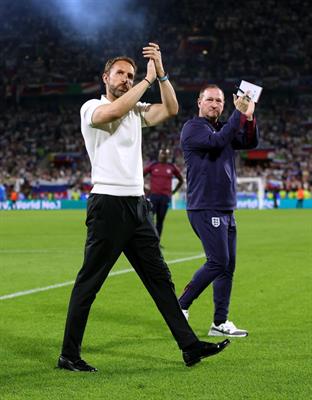 Gareth Southgate bị ném chai nhựa sau trận đấu của ĐT Anh 1 Gareth Southgate bị ném chai nhựa sau trận đấu của ĐT Anh 1