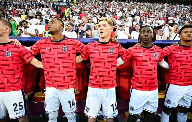 Người nhà cầu thủ tuyển Anh bị CĐV trút giận sau trận hòa Slovenia