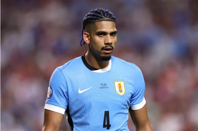 Ronald Araujo duoc Chelsea va Manchester United san don