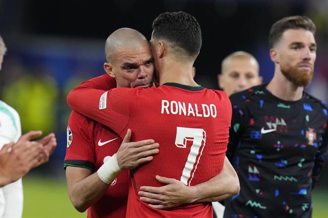 Bức ảnh Cristiano Ronaldo an ủi Pepe gây sốt