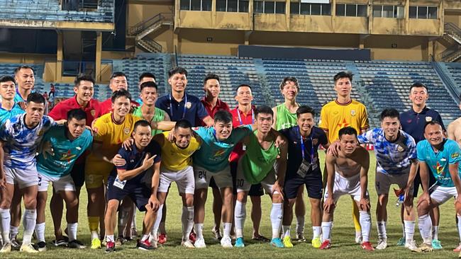 Xuân Trường cười híp mắt, hạnh phúc khi HL Hà Tĩnh trụ hạng thành công