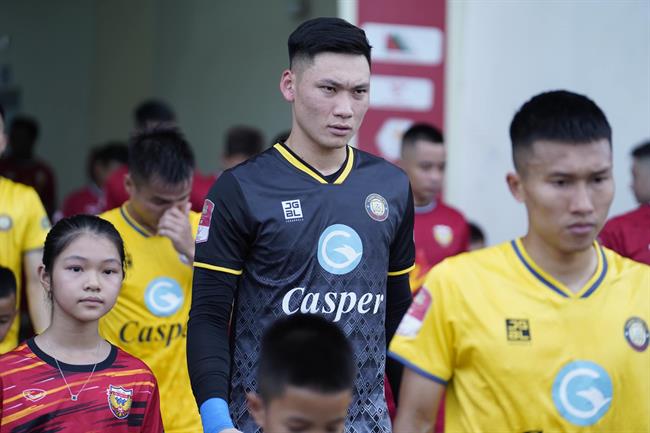 Thủ môn Thanh Hoá đoán trước hướng đá penalty của Văn Quyết