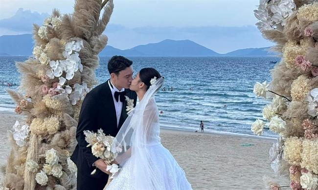 Đặng Văn Lâm khoá môi Yến Xuân trong tiệc cưới