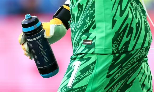 Jordan Pickford dán phao lên chai nước ở loạt luân lưu đấu Thuỵ Sĩ