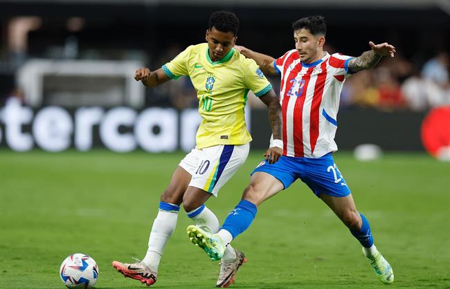 Đội tuyển Brazil và ngọn lửa cháy ở chân thành 3