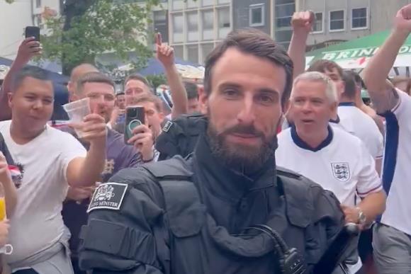 CĐV Anh bao vây cảnh sát Đức vì một nguyên nhân hài hước