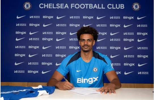 Chelsea da cong bo viec ky hop dong voi Renato Veiga 