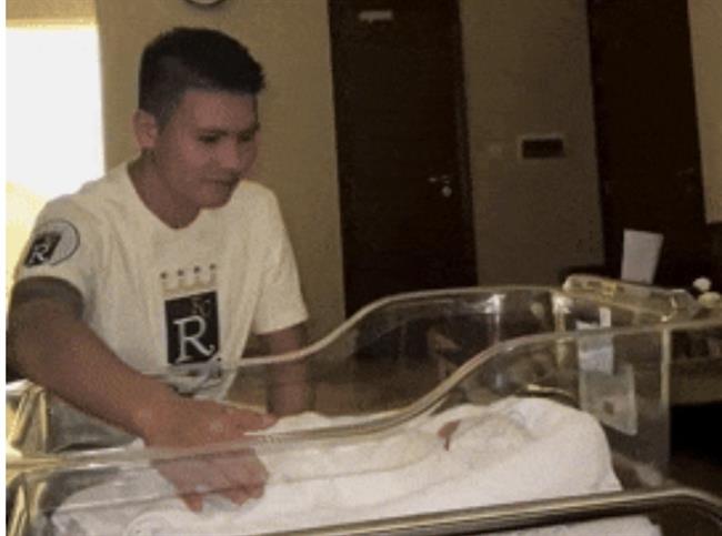 Tiền vệ Quang Hải lên chức 'bố bỉm sữa'