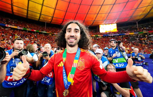 Marc Cucurella giữ lời hứa nhuộm tóc sau chức vô địch EURO 2024 1 Marc Cucurella giữ lời hứa nhuộm tóc sau chức vô địch EURO 2024 1