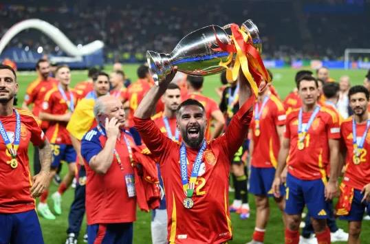 Dani Carvajal nang cao chiec cup vo dich Euro 2024