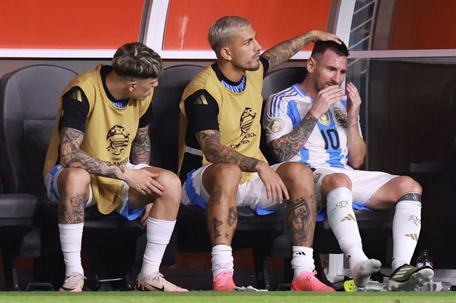 Sau 3 năm, Messi lại khóc lazyload