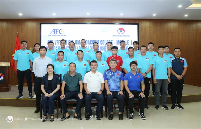 Loạt nhà cầm quân V-League 'cắp cặp' đi học sau khi mùa giải hạ màn