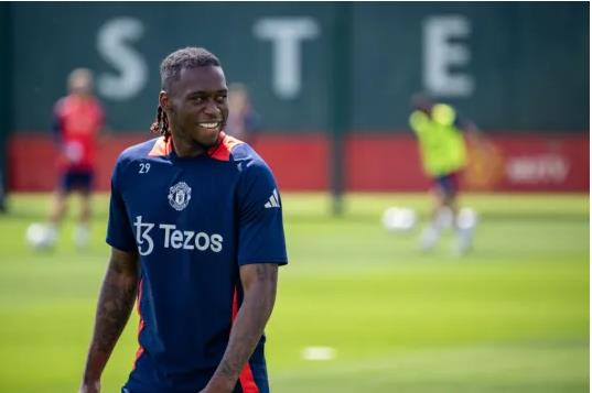 Aaron Wan-Bissaka đang được West Ham quan tâm Aaron Wan-Bissaka dang duoc West Ham quan tam