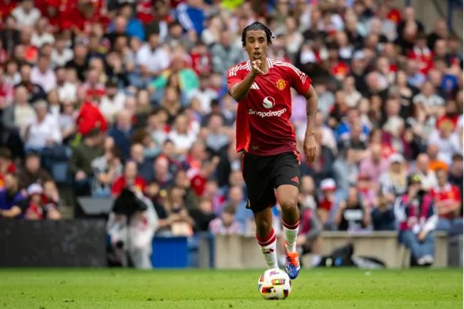 Leny Yoro đã có màn ra mắt MU trước Rangers Leny Yoro da co man ra mat MU truoc Rangers