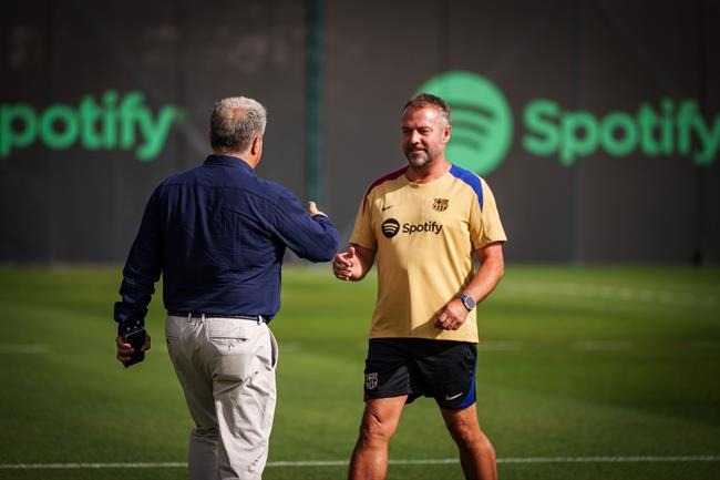 Bản hợp đồng đầu tiên của Laporta sau khi đắc cử chủ tịch Barca 1