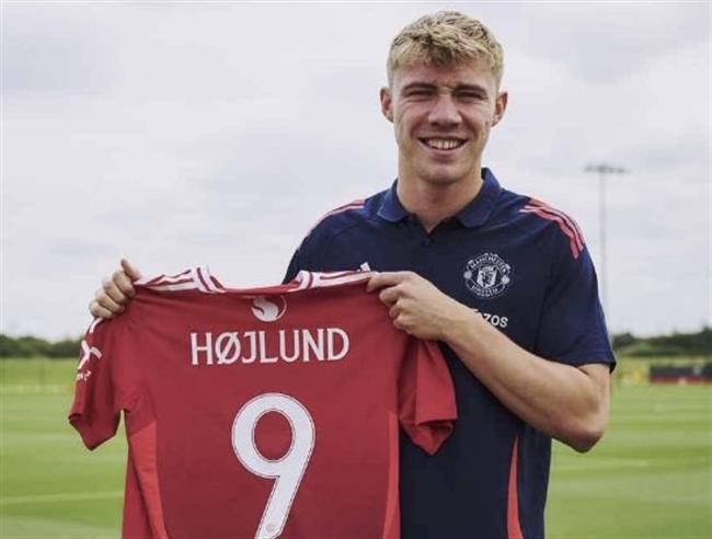 Hojlund chính thức khoác áo số 9 ở MU mùa tới