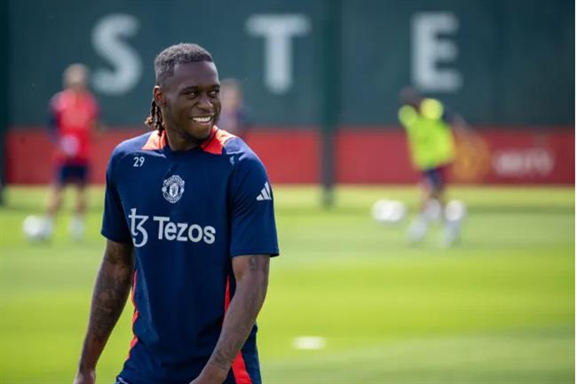 MU đồng ý hoán đổi giữa Aaron Wan-Bissaka và Denzel Dumfries 