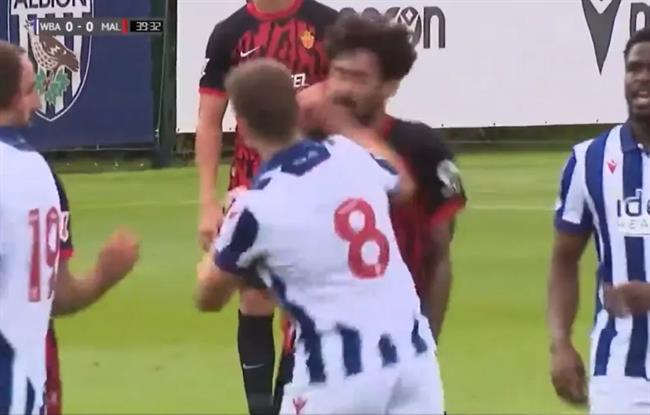Jayson Molumby đấm Samu Costa ở trận West Brom vs Mallorca Jayson Molumby dam Samu Costa o tran West Brom vs Mallorca