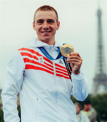 Cựu cầu thủ bóng đá trở thành nhà vô địch xe đạp Olympic 2024 1