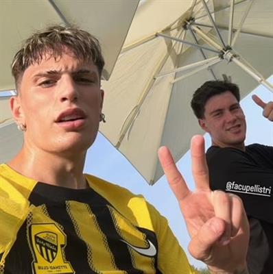 Alejandro Garnacho mặc áo đấu của CLB Al-Ittihad Alejandro Garnacho mac ao dau cua CLB Al-Ittihad