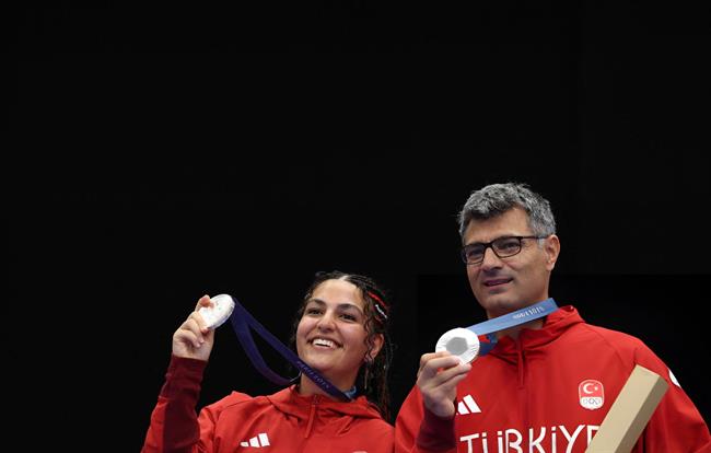 Phong cách bình dân của xạ thủ Thổ Nhĩ Kỳ giành HCB Olympic 2 Phong cách bình dân của xạ thủ Thổ Nhĩ Kỳ giành HCB Olympic 2