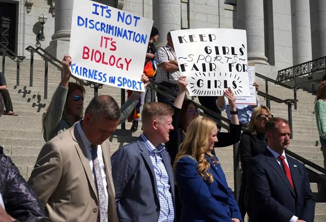 Hang loat phu huynh My bieu tinh o thanh pho Salt Lake bang Utah nham phan doi viec de VdV chuyen gioi thi dau o noi dung cua nu