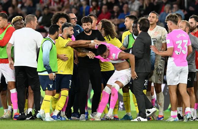 Ẩu đả dữ dội ở trận Southampton vs Lazio 1
