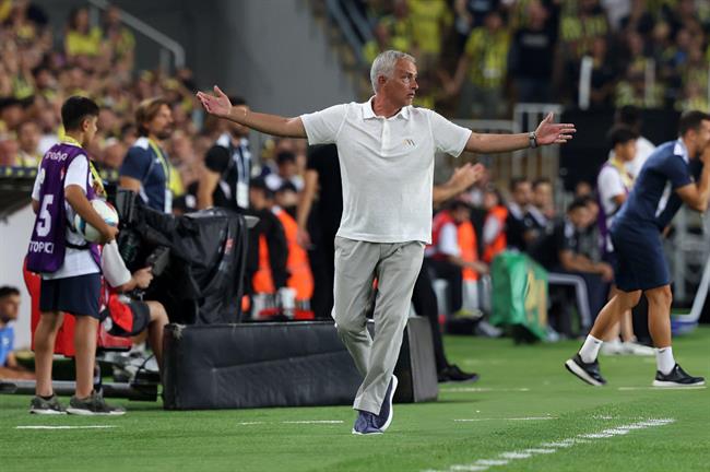 Vừa ra mắt đội bóng mới, Jose Mourinho đã nhận thẻ vàng 1