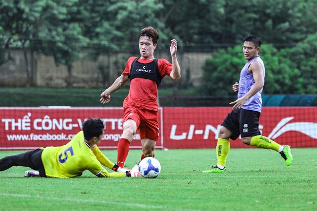 HLV Kim Sang Sik lặn lội đi xem giò Tuấn Hải, Hoàng Đức chơi bóng