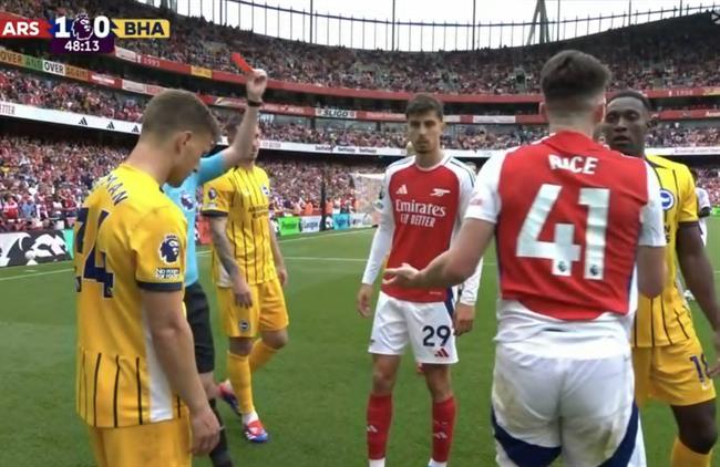 NHM Arsenal có lý do để không hài lòng với tấm thẻ đỏ mà Declan Rice phải nhận trước Brighton và cựu cầu thủ Ray Parlour cũng vậy. NHM Arsenal co ly do de khong hai long voi tam the do ma Declan Rice phai nhan truoc Brighton va cuu cau thu Ray Parlour cung vay.