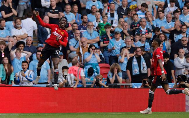 Kobbie Mainoo an mung ban thang an dinh ty so 2-1 truoc Man City tai FA Cup 2023/24