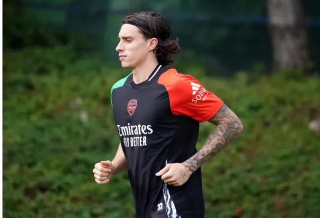 Riccardo Calafiori da tro lai tap luyen cho Arsenal 