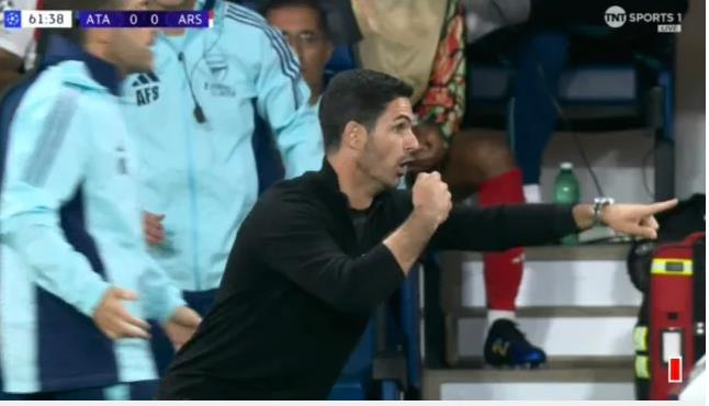 VIDEO: Mikel Arteta: "Lần sau chúng tôi sẽ không chạm vào bóng nữa để khỏi bị thẻ đỏ!"