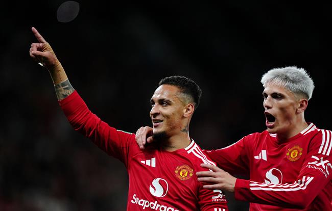 Erik ten Hag lí giải quyết định sử dụng Antony ở Carabao Cup